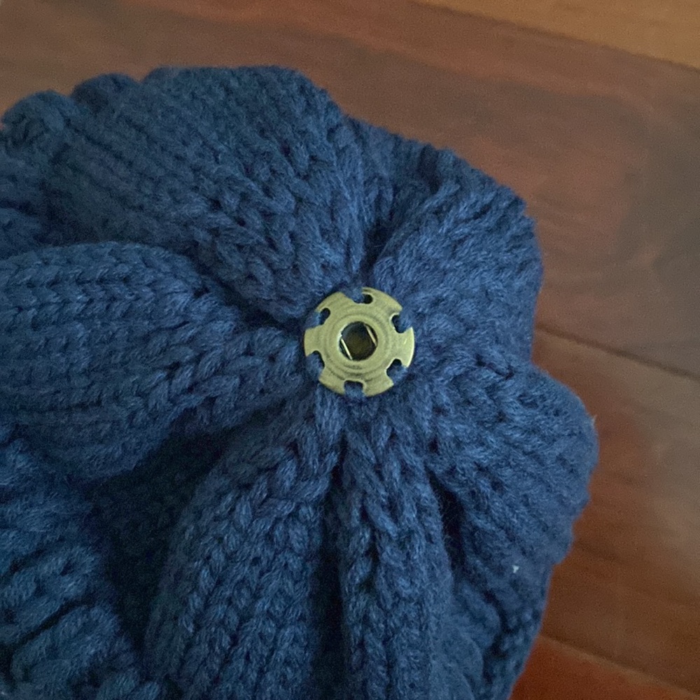 Blue knit hat - Picture 3 of 3